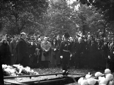 832125 Afbeelding van een begrafenis.